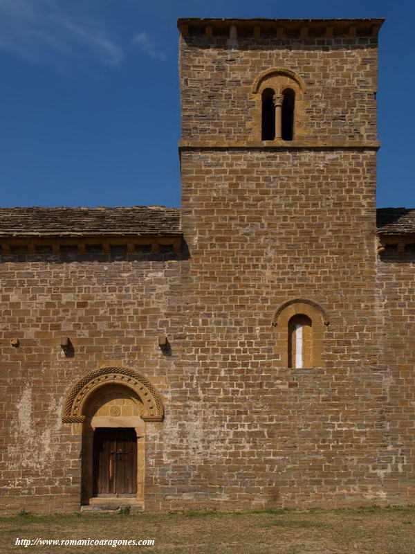 TORRE ÍNJERTADA´A MITAD DE NAVE